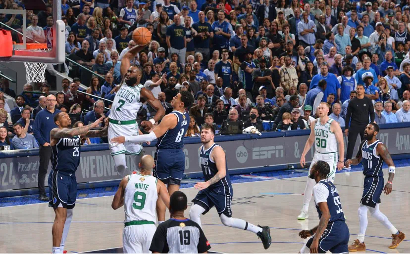 蒂姆迎来十五赛季出色发挥，独行侠观众热烈欢呼！